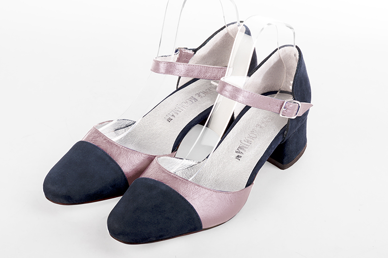 Navy blue and dusty rose pink women's open side shoes, with an instep strap. Round toe. Low flare heels. Front view - Florence KOOIJMAN